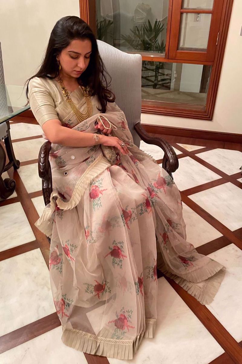 Champagne Floral Organza Saree with Gota Detailing (2-Piece) - Image 4