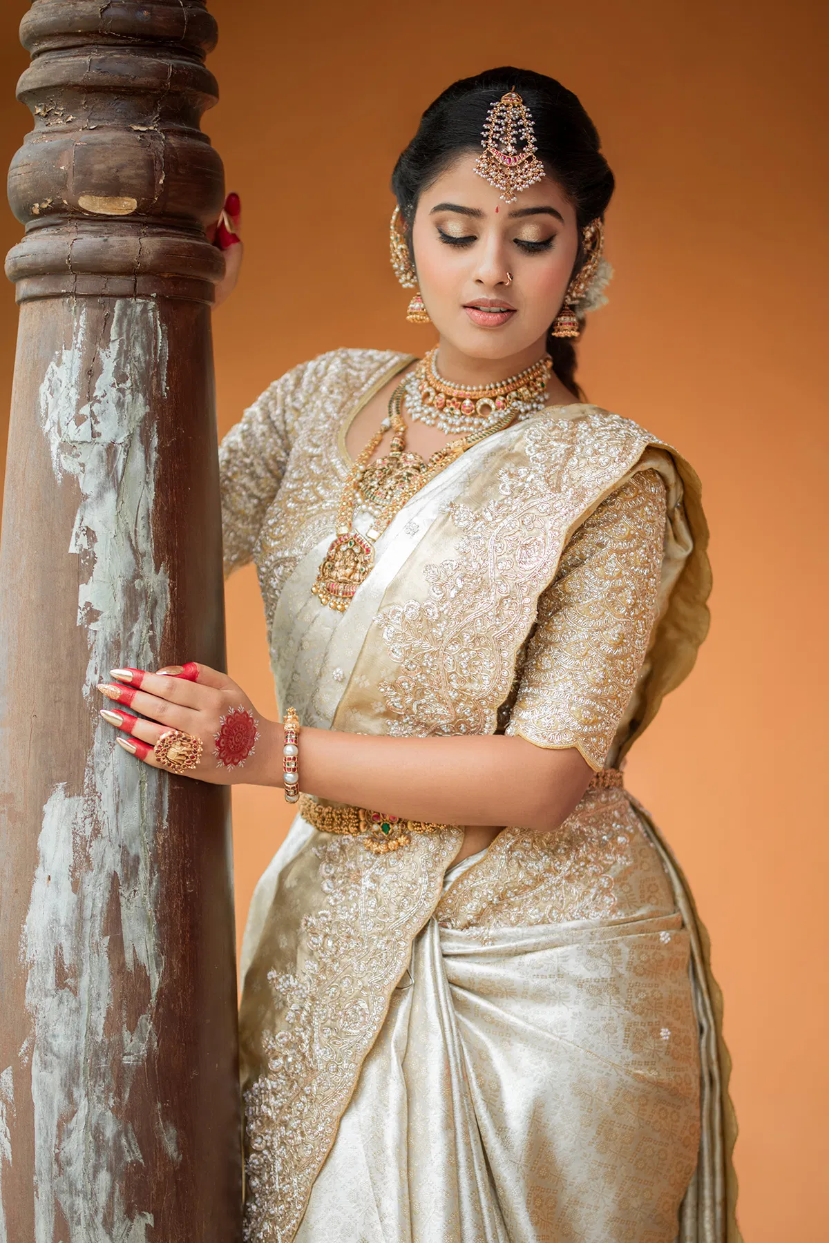 Indian White and Gold Embroidered Kanchipuram Tissue Saree (2-Piece) - Image 2