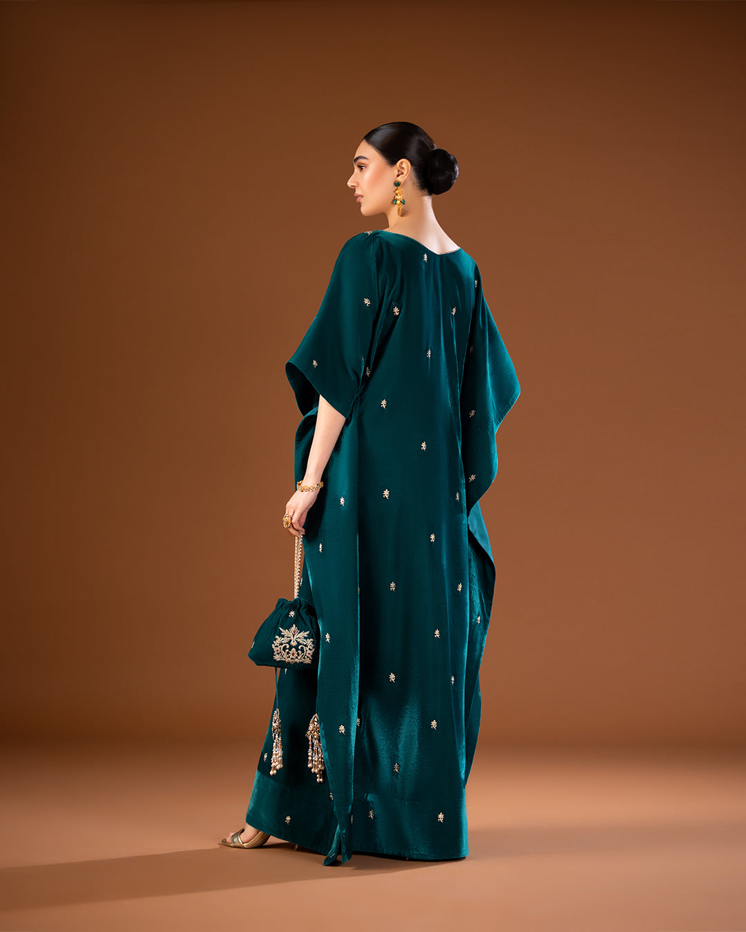 Pakistani Emerald Green Embroidered Velvet Kaftan (2-Piece) - Image 4