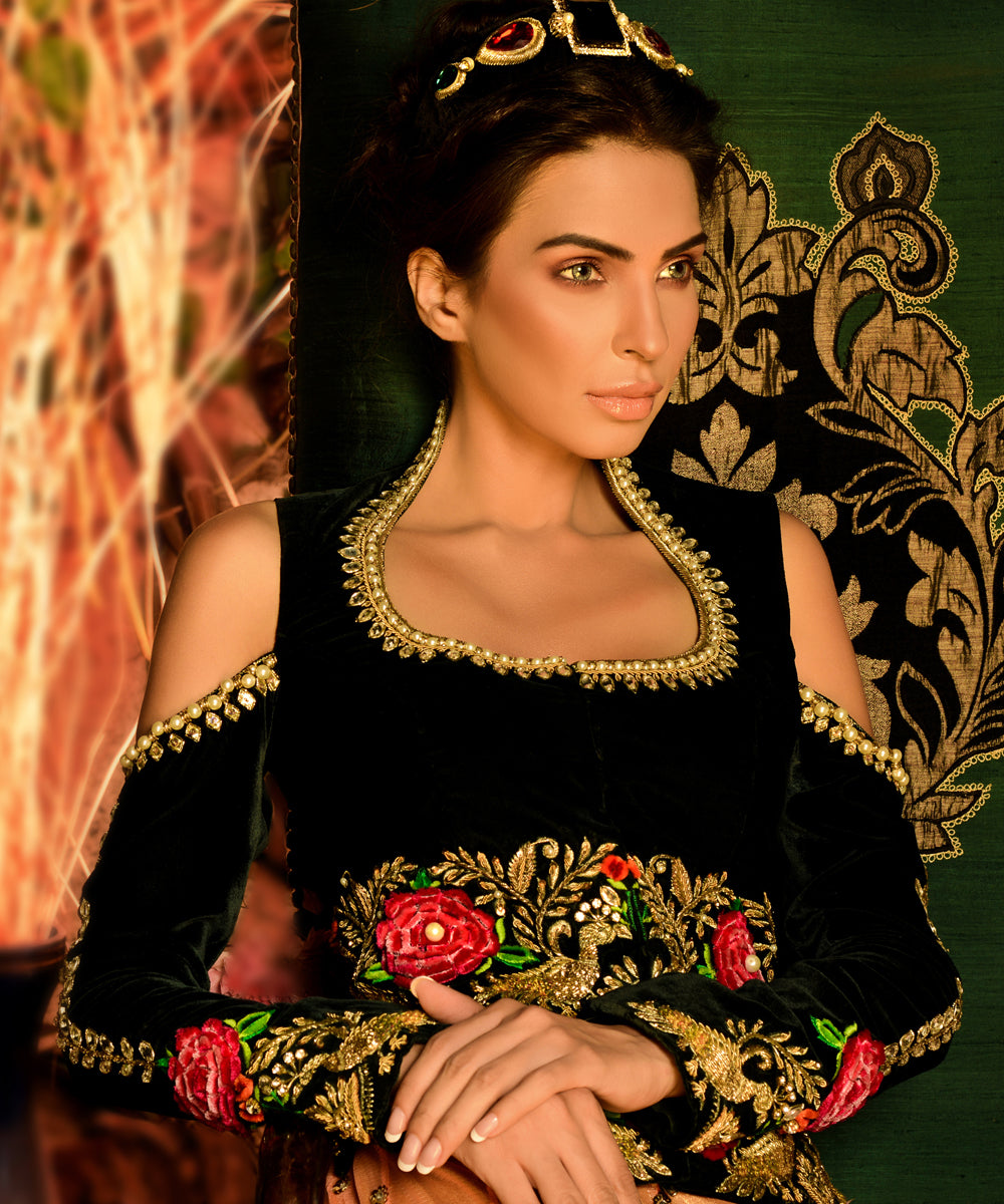 Pakistani Deep Green Embroidered Velvet Lehenga Set (2-Piece) - Image 2