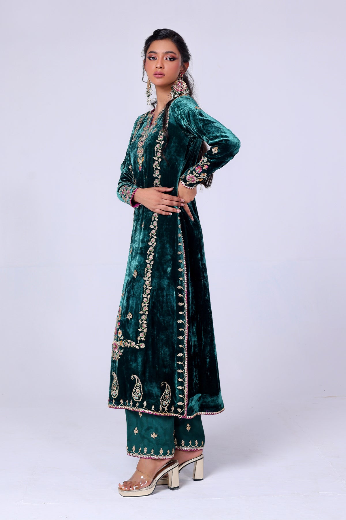 Pakistani Emerald Green Embroidered Velvet Salwar Kameez (2-Piece) - Image 3