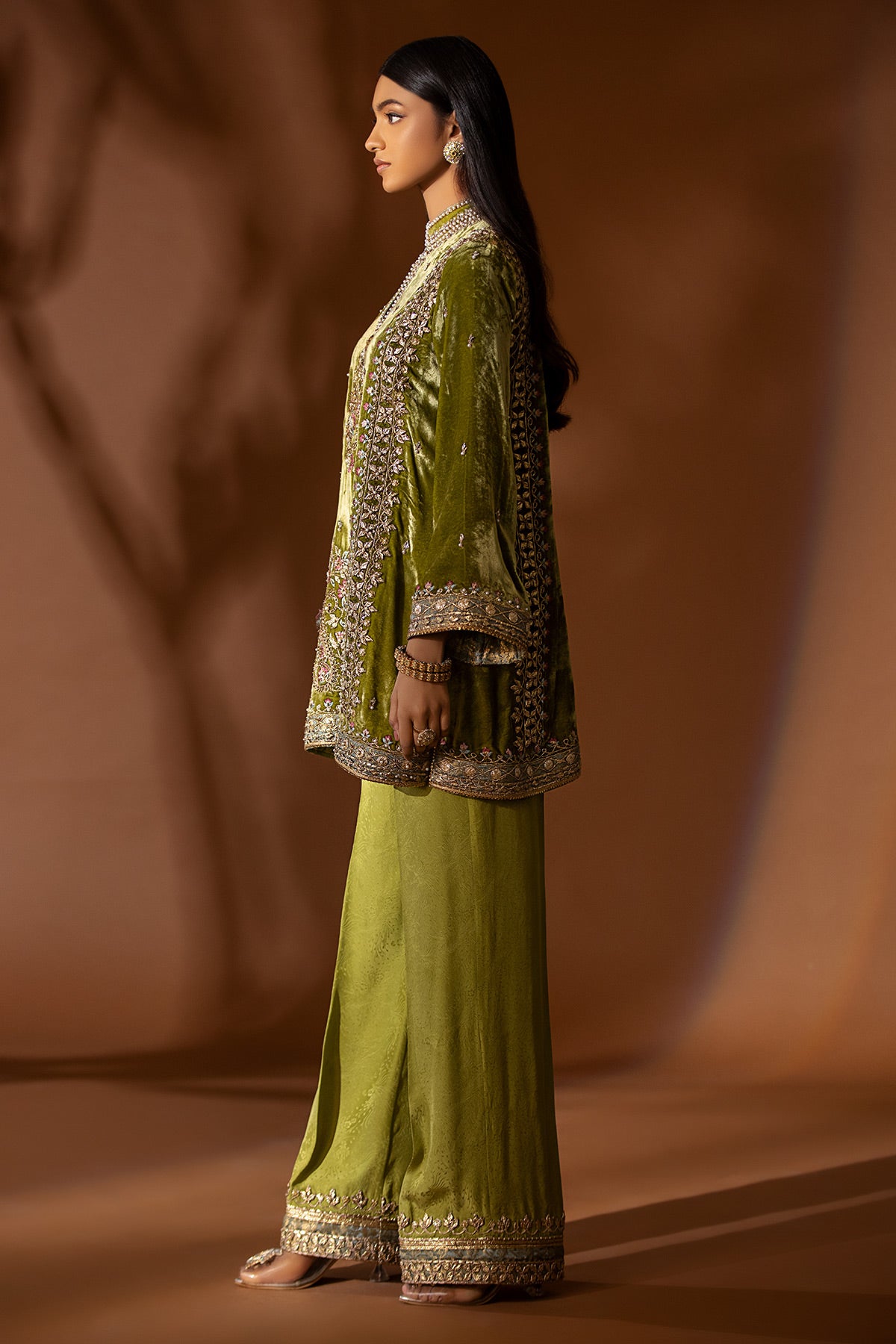 Pakistani Olive Green Embellished Velvet Kurta Set (2-Piece) - Image 2