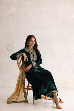 Pakistani Emerald Green Hand Embroidered Velvet Salwar Kameez (3-Piece) - Image 3