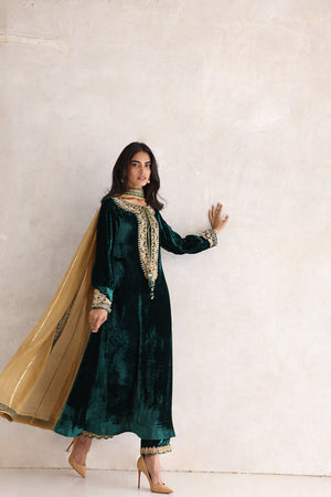 Pakistani Emerald Green Hand Embroidered Velvet Salwar Kameez (3-Piece) - Image 4
