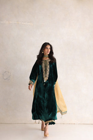 Pakistani Emerald Green Hand Embroidered Velvet Salwar Kameez (3-Piece) - Image 6