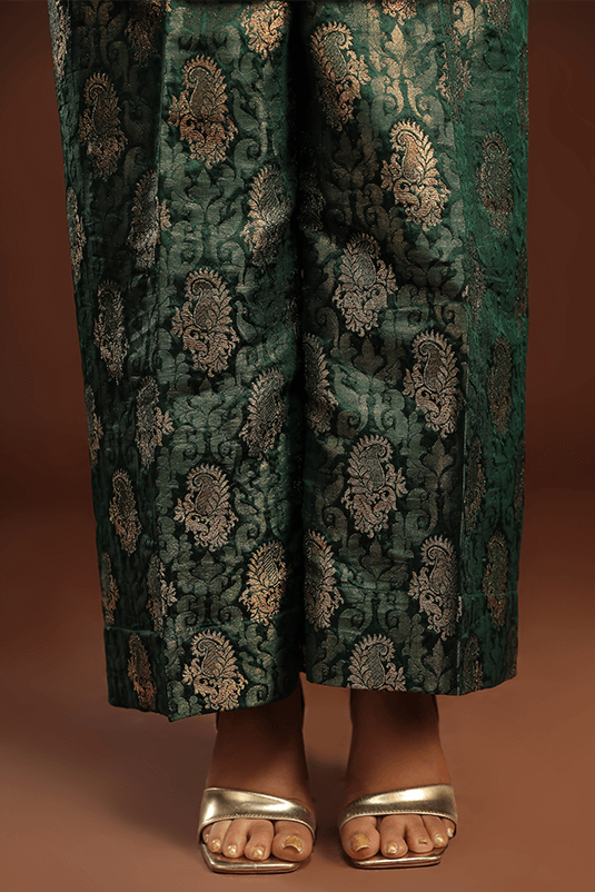 Pakistani Emerald Green Embroidered Velvet Salwar Kameez (3-Piece) - Image 6