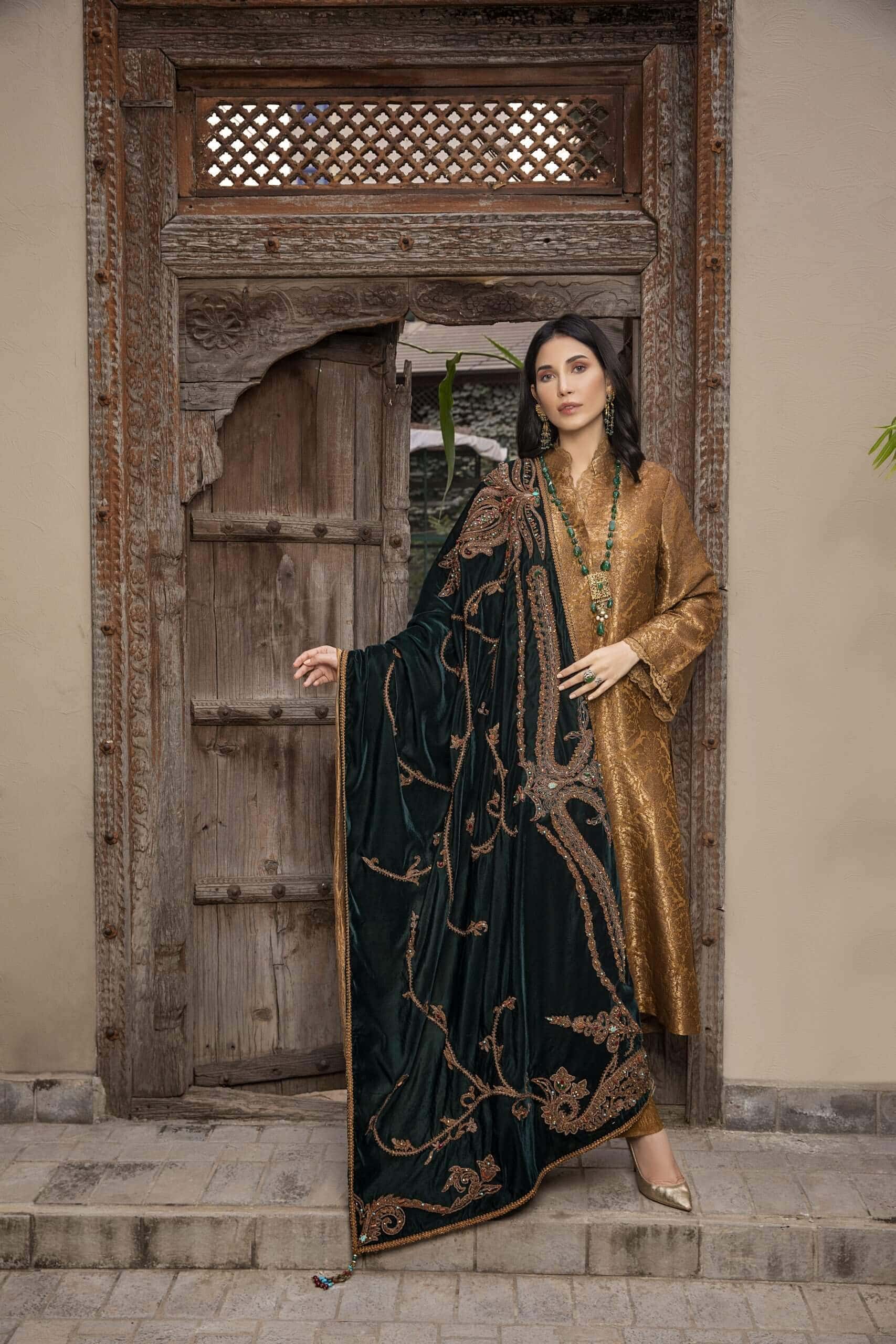Pakistani Royal Green Embroidered Velvet Shawl & Bronze Kimkhaab (3-Piece) - Image 4