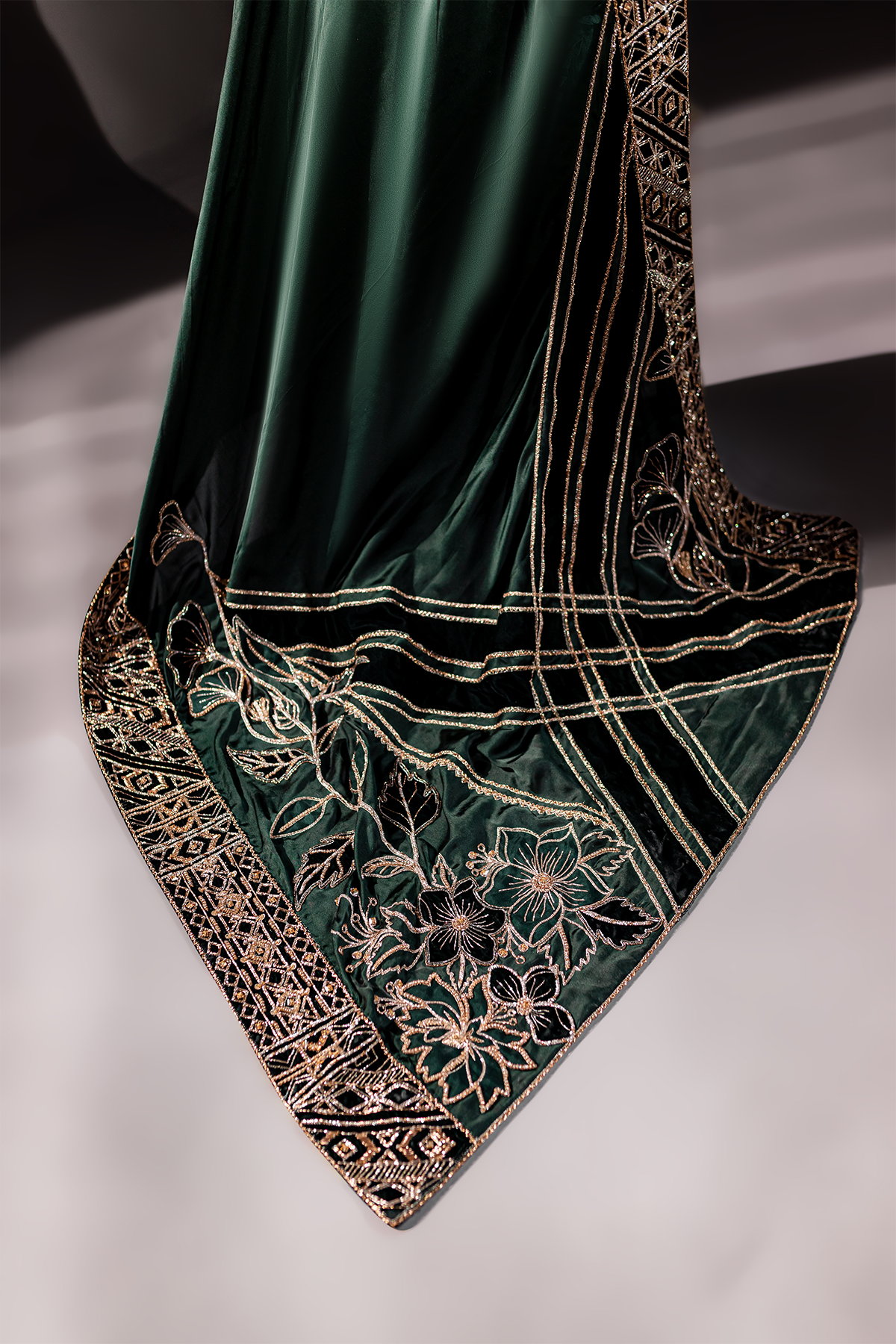 Emerald Green Zardozi Silk Saree (2-Piece) - Image 12