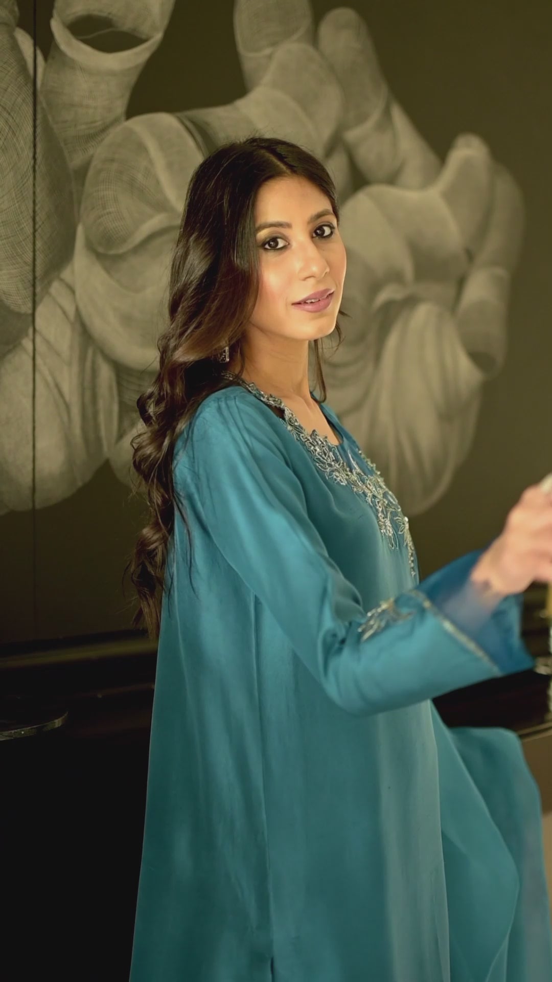 Pakistani Emerald Green Embellished Silk Kaftan (2-Piece) - Image 4