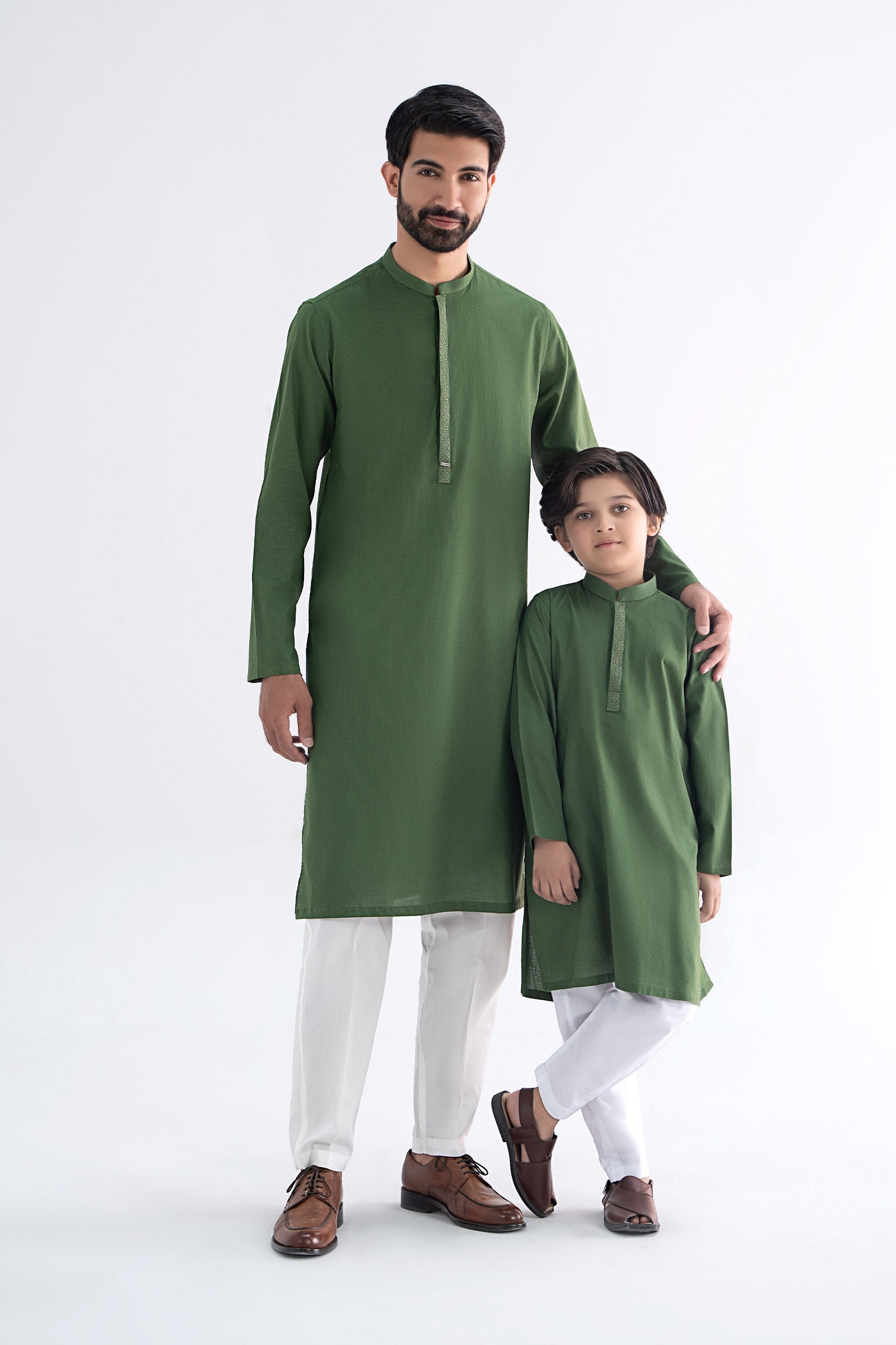 Green Jacquard Embroidered Kurta (2-Piece) - Image 2