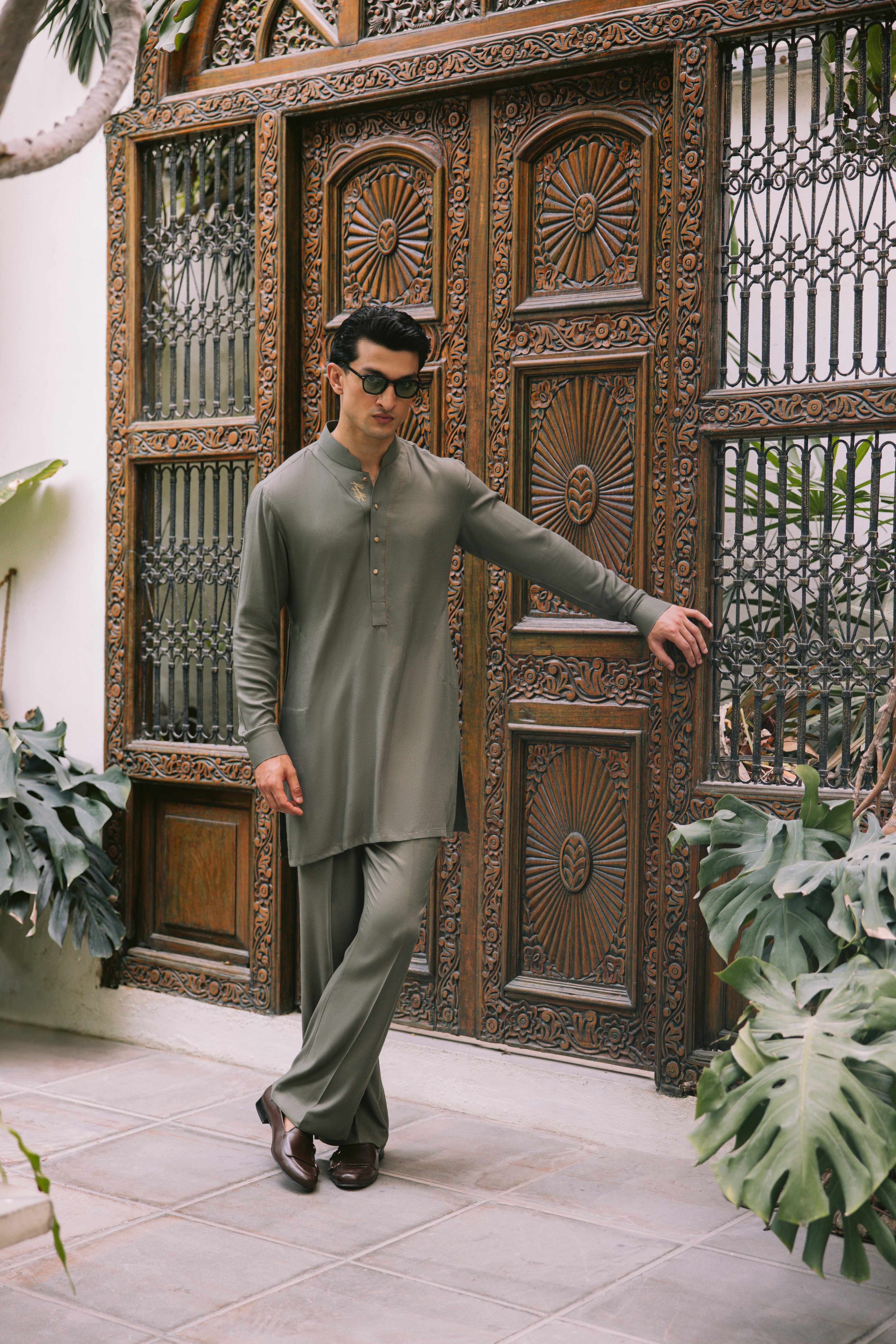 Olive Green Embroidered Linen Kurta Pajama (2-Piece) - Image 5