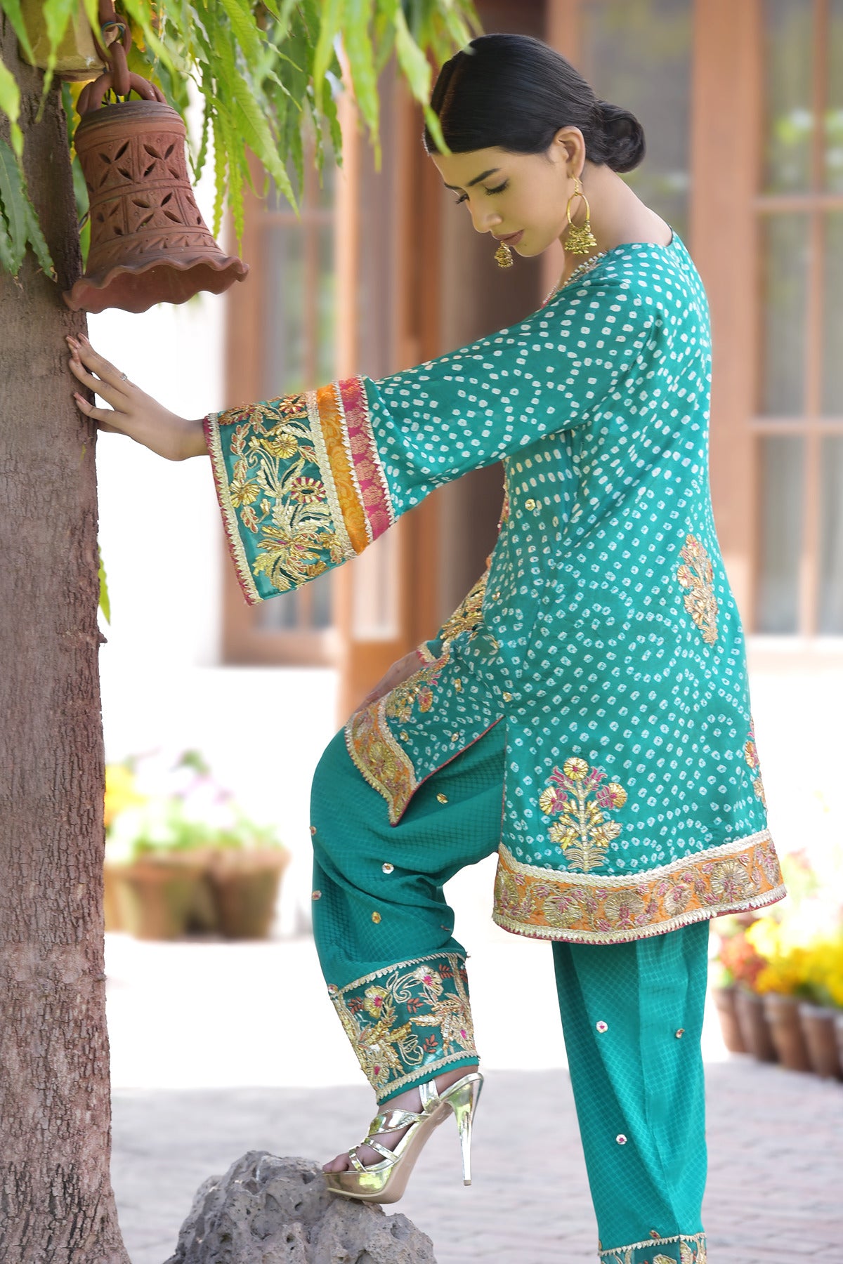 Pakistani Green Chunri Silk Embroidered Salwar Kameez (2-Piece) - Image 2