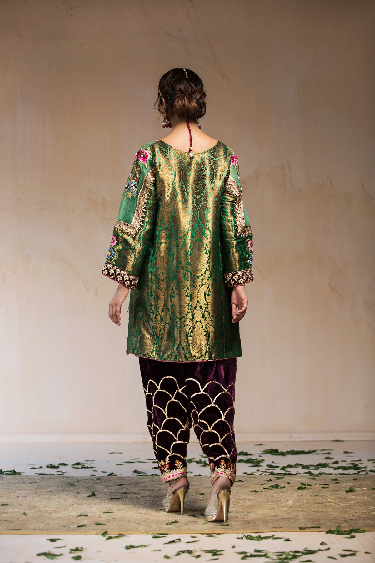 Emerald Green Embroidered Jamawar Kurta & Velvet Shalwar (2-Piece) - Image 3