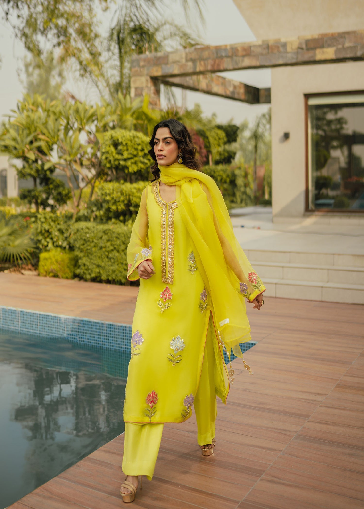 Pakistani Key Lime Hand-Embroidered Organza Kurta Set (4-Piece) - Image 2