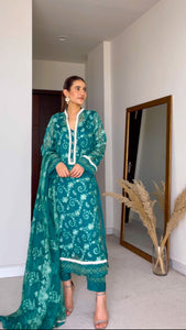 Pakistani Deep Green Embroidered Organza Salwar Kameez (4-Piece) - Image 2