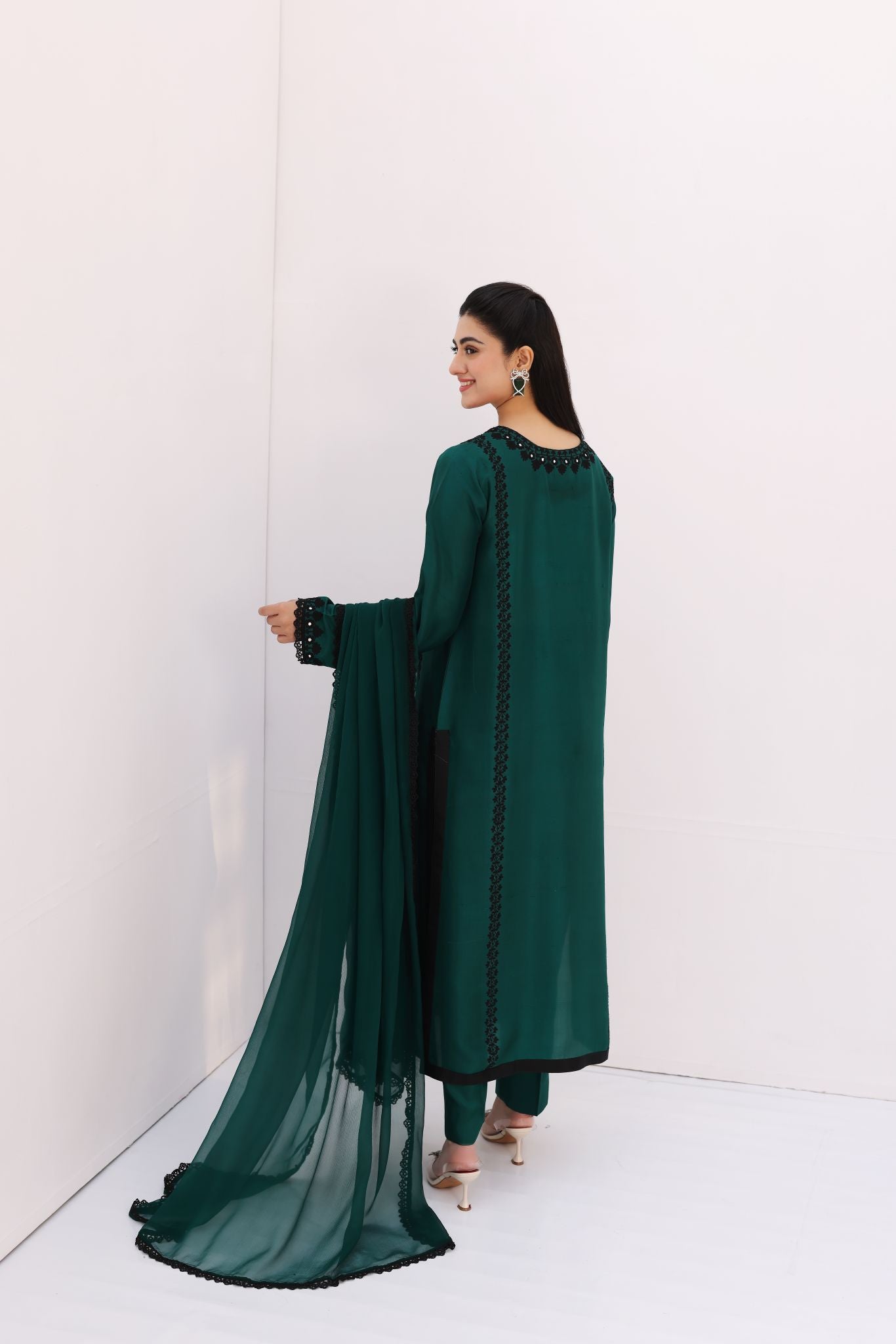 Emerald Green Ari Embroidered Silk Kameez Set (3-Piece) - Image 3