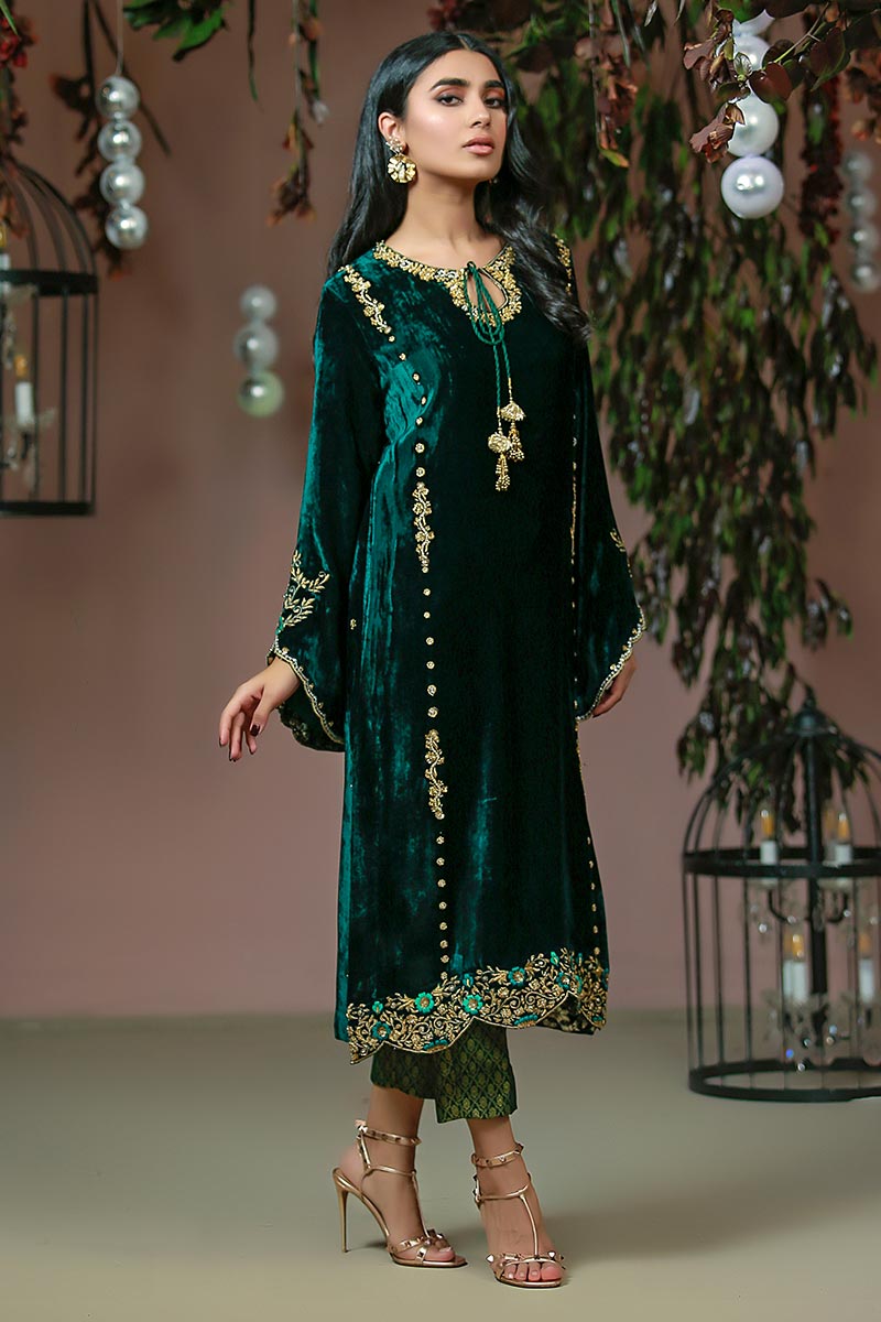 Pakistani Emerald Green Embroidered Velvet Kurta Set (2-Piece) - Image 1