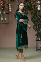 Pakistani Emerald Green Embroidered Velvet Kurta Set (2-Piece) - Image 5