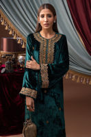 Pakistani Emerald Green Embroidered Velvet Kurta (2-Piece) - Image 3