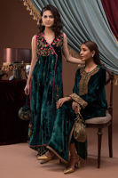 Pakistani Emerald Green Embroidered Velvet Kurta (2-Piece) - Image 9