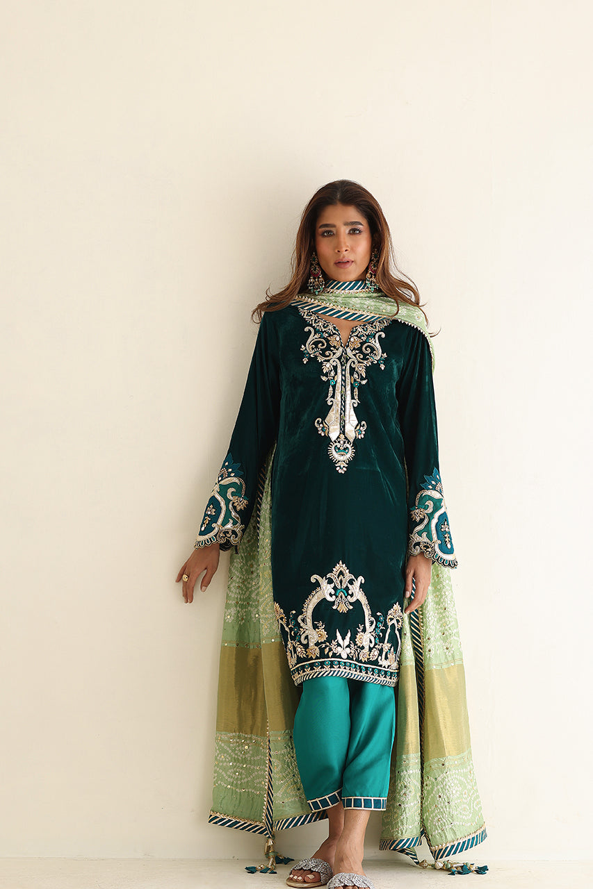Pakistani Deep Green Gota Resham Velvet Kurta Set (3-Piece) - Image 2
