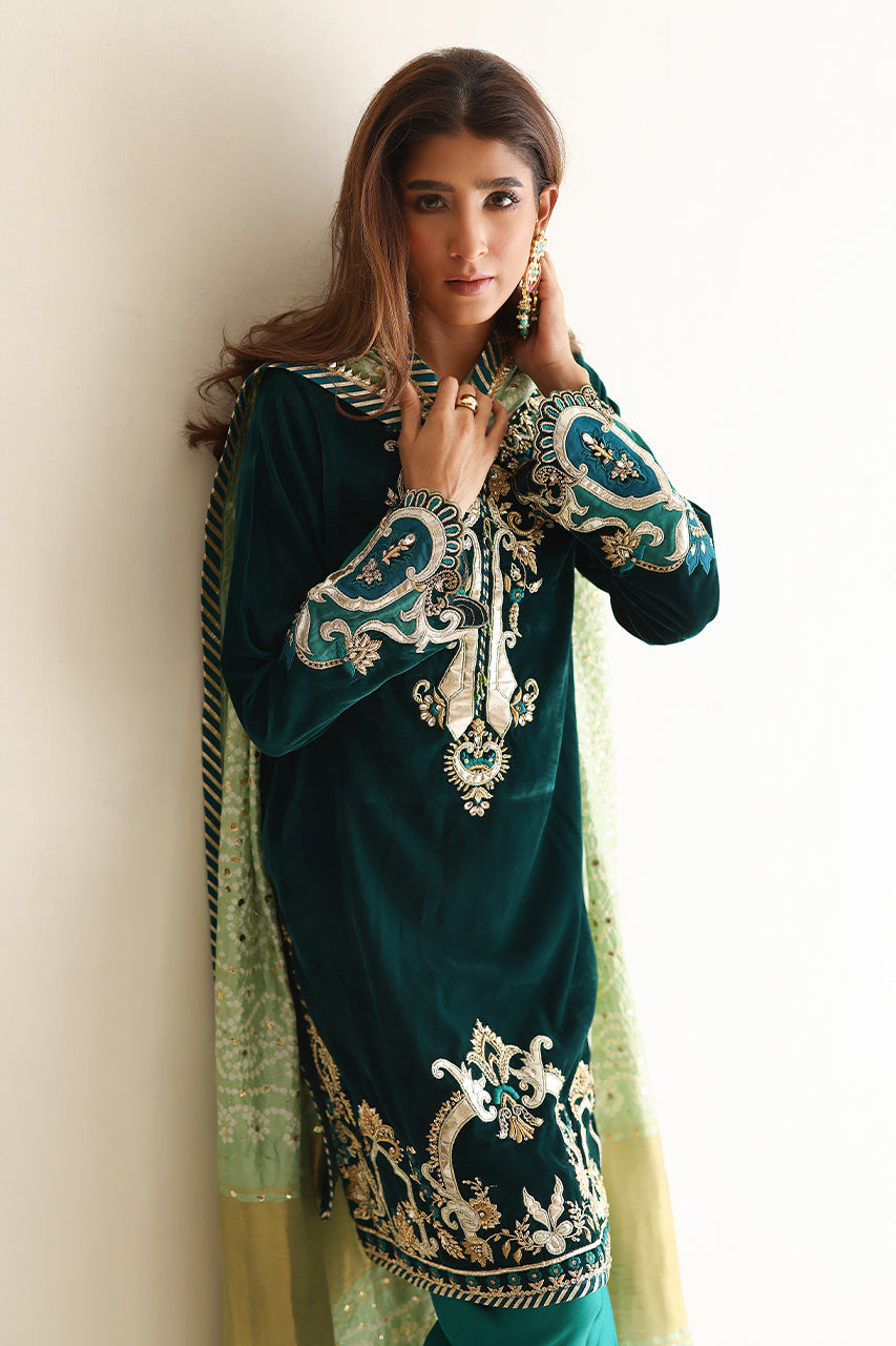 Pakistani Deep Green Gota Resham Velvet Kurta Set (3-Piece) - Image 4