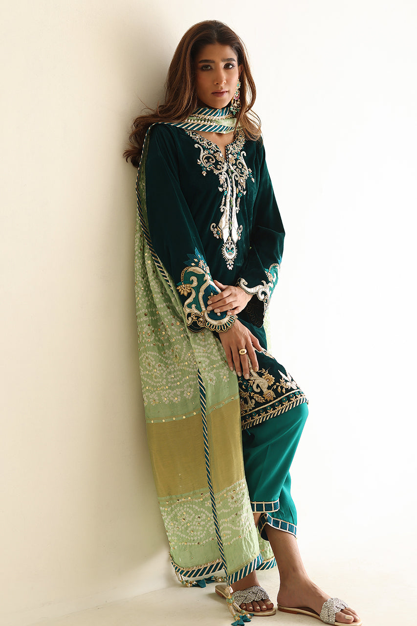 Pakistani Deep Green Gota Resham Velvet Kurta Set (3-Piece) - Image 5