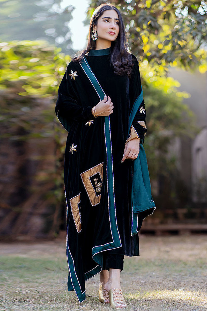 Pakistani Deep Green Hand-Embellished Velvet Salwar Kameez (3-Piece) - Image 1