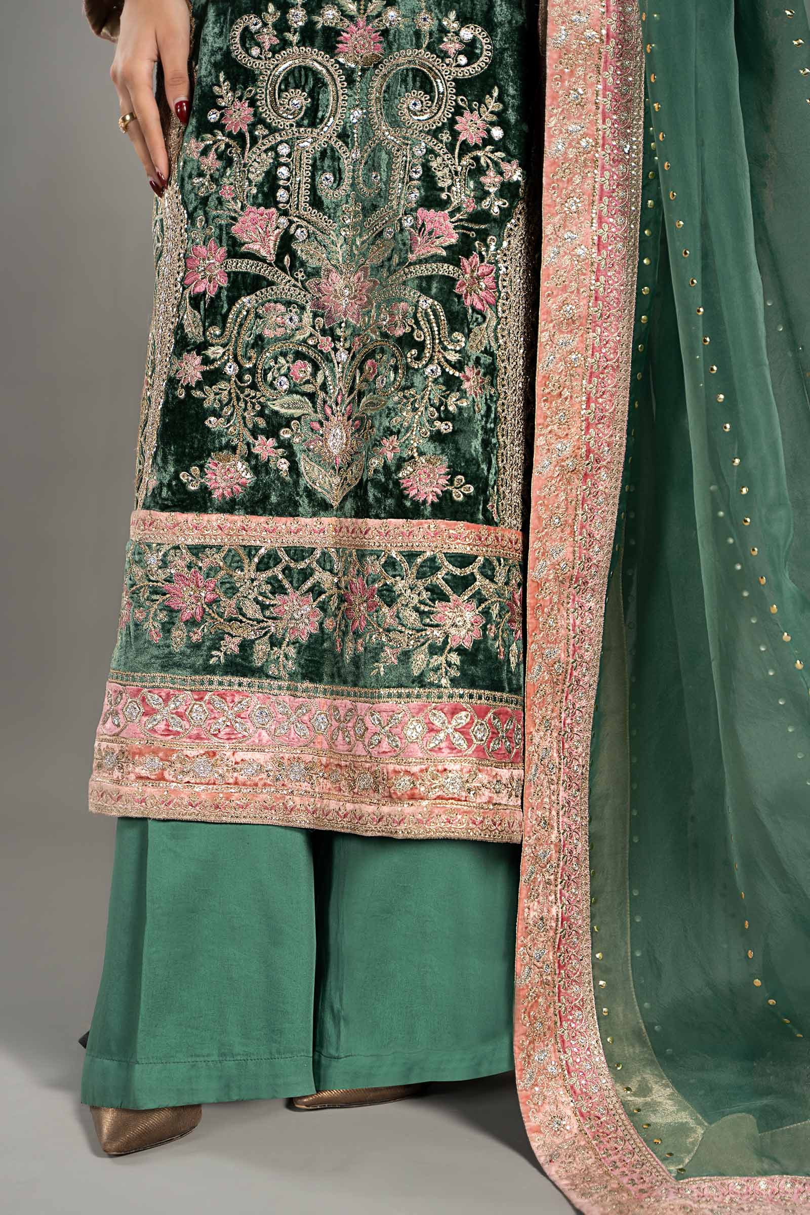 Pakistani Emerald Green Embroidered Velvet Salwar Kameez (3-Piece) - Image 4