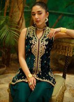Pakistani Deep Emerald Embellished Velvet Salwar Kameez (2-Piece) - Image 4