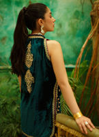 Pakistani Deep Emerald Embellished Velvet Salwar Kameez (2-Piece) - Image 6
