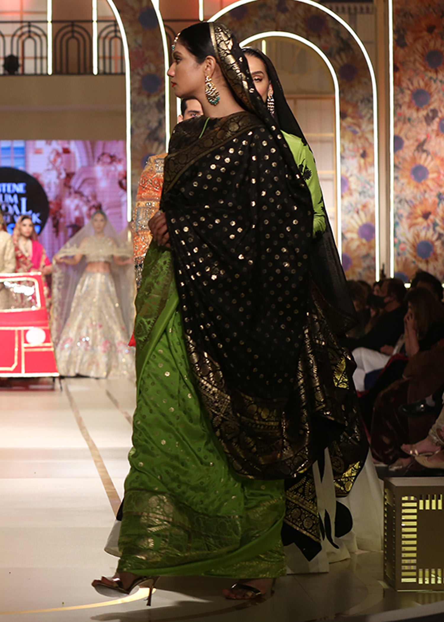 Pakistani Dhaani Green Foil-Printed Silk-Blend Saree (2-Piece) - Image 3