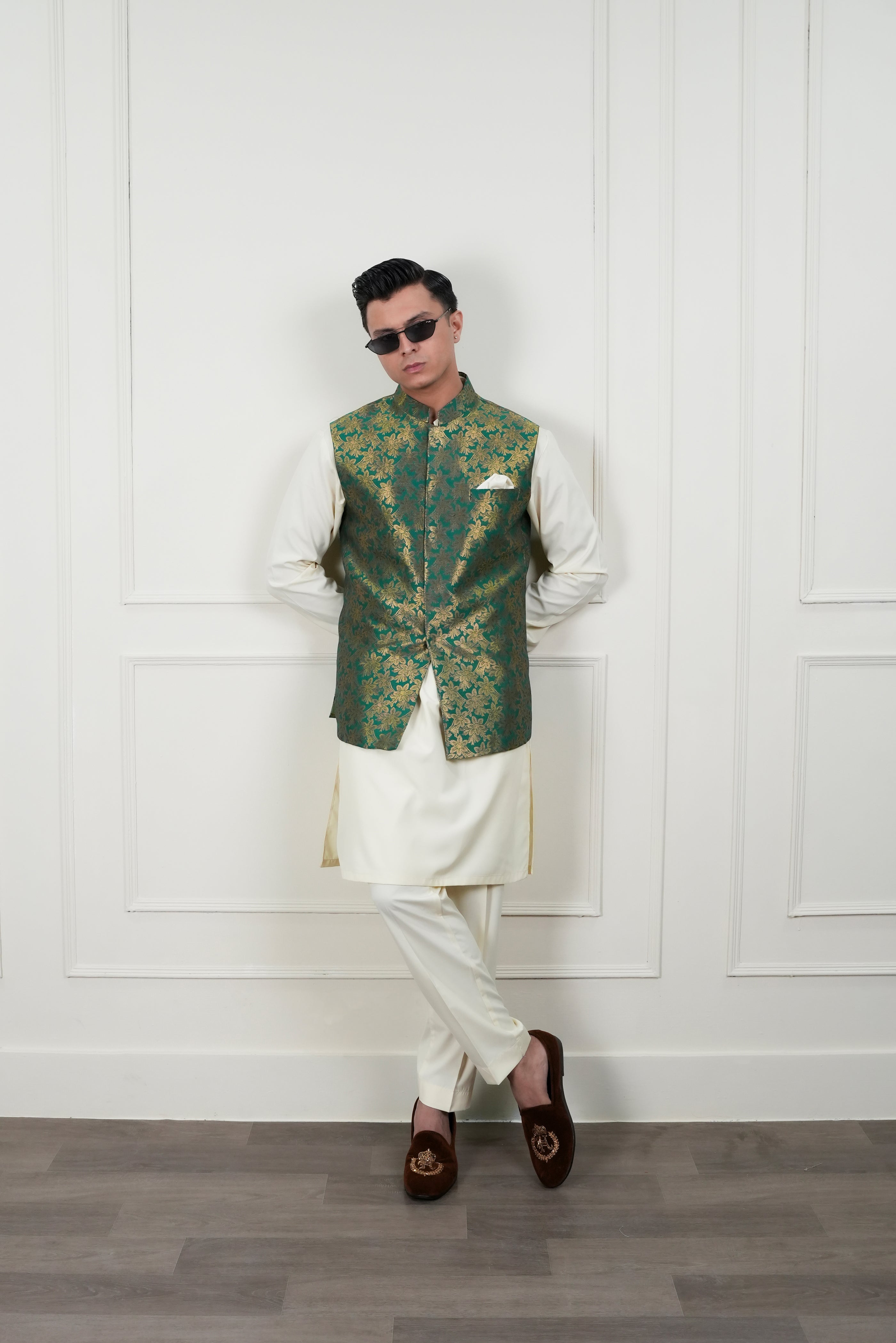 Emerald Green Zari Jamawar Waistcoat Kurta Pajama (3-Piece) - Image 2