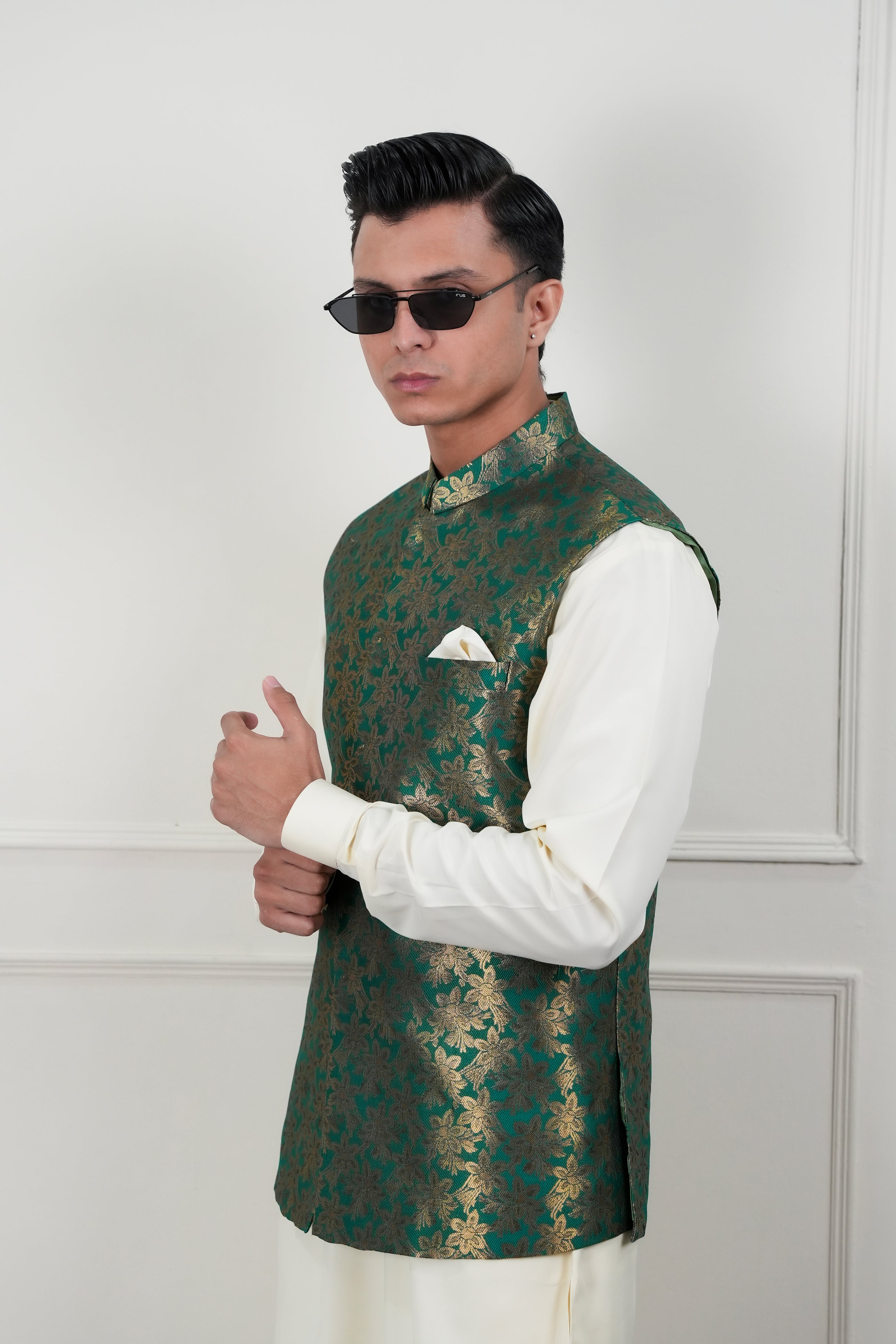 Emerald Green Zari Jamawar Waistcoat Kurta Pajama (3-Piece) - Image 4