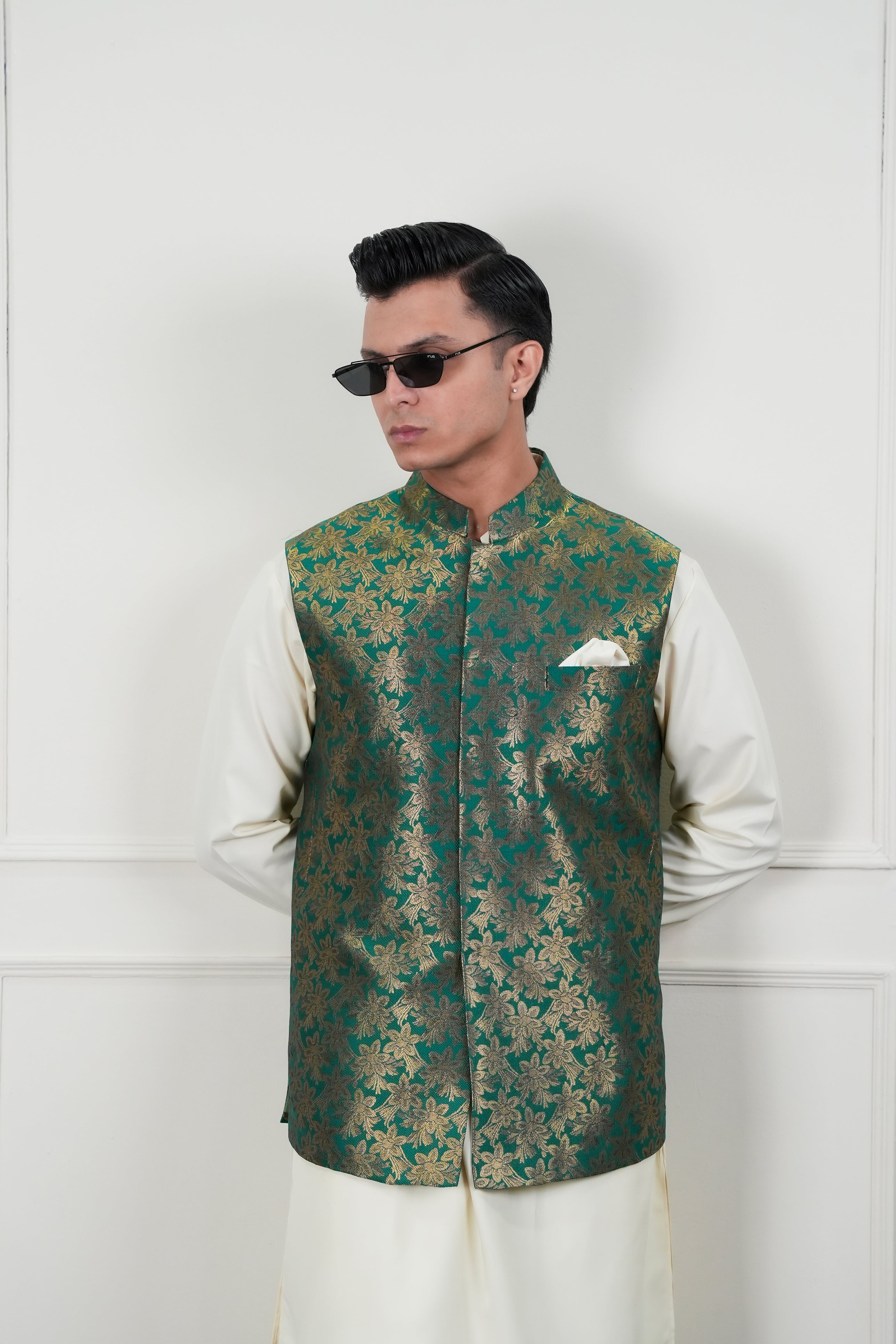 Emerald Green Zari Jamawar Waistcoat Kurta Pajama (3-Piece) - Image 7