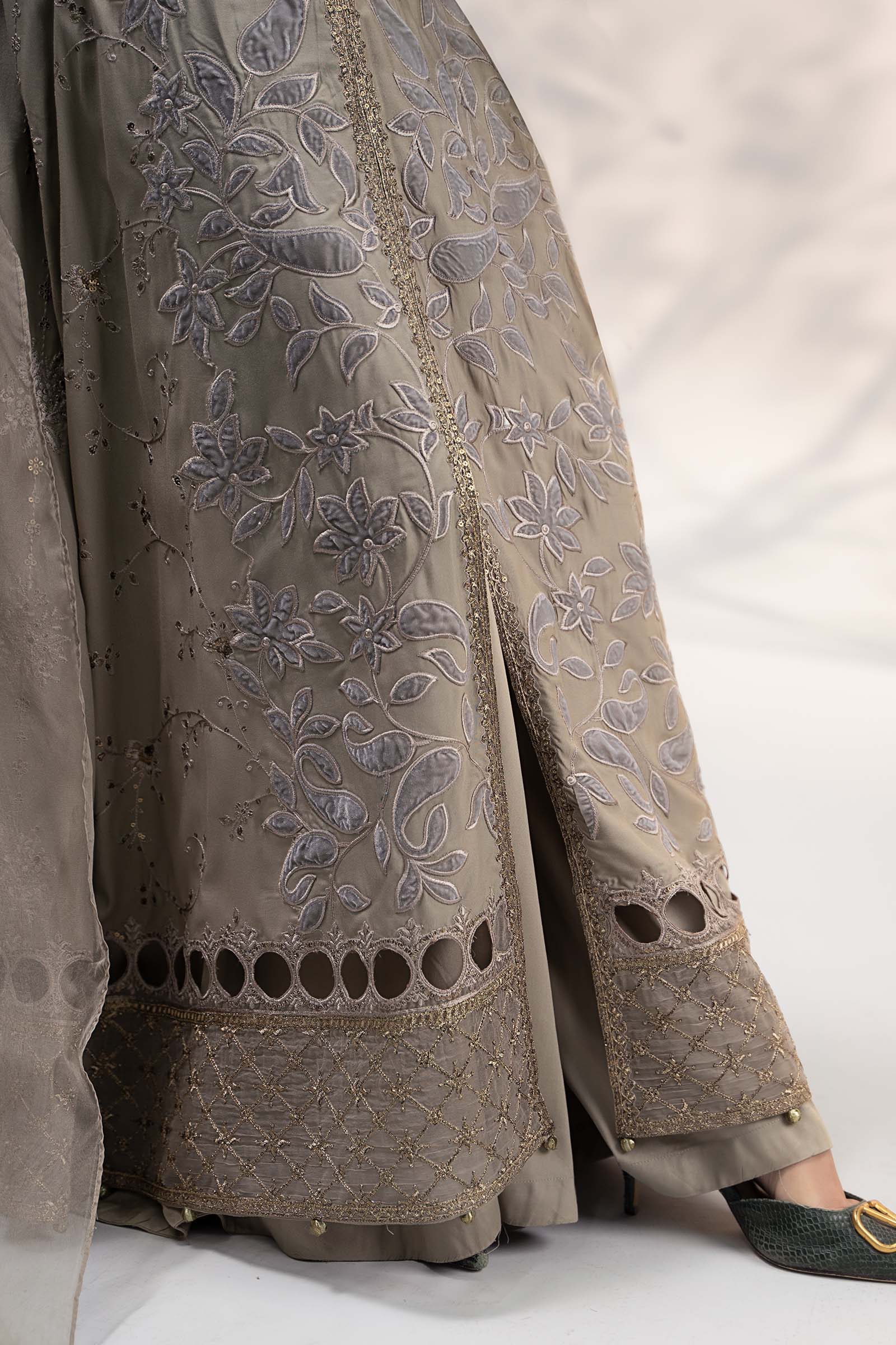 Grey Embroidered Linen Front-Open Gown (3-Piece) - Image 4