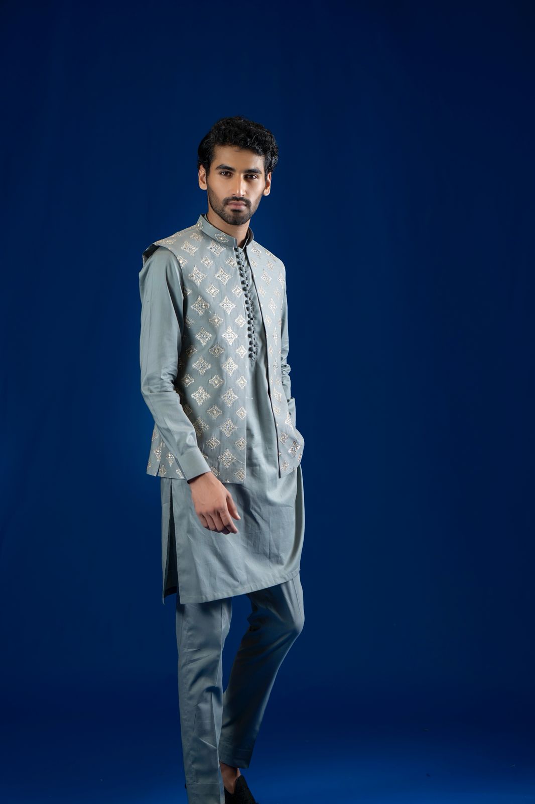 Grey Embroidered Cotton Waistcoat Kurta Set (3-Piece) - Image 3