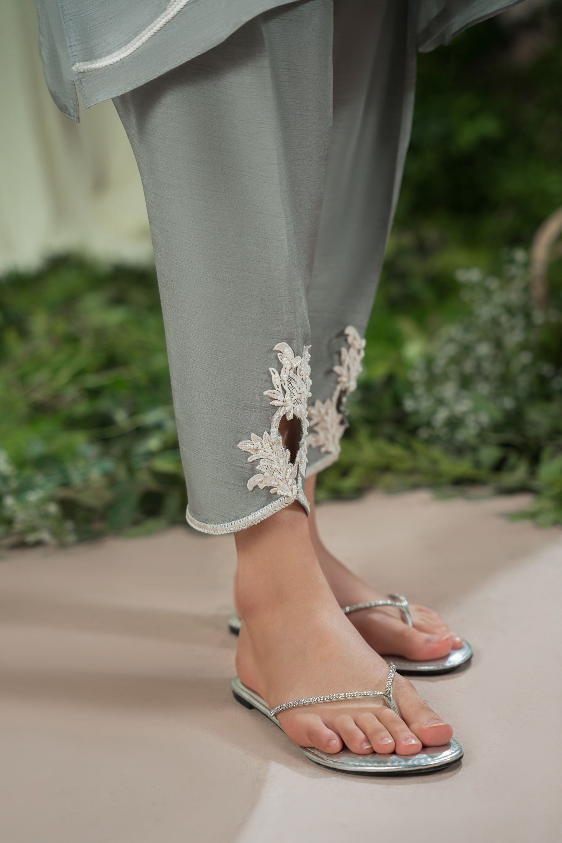 Pakistani Dove Grey Lace Appliqué Blended Silk Kurta Shalwar (2-Piece) - Image 3