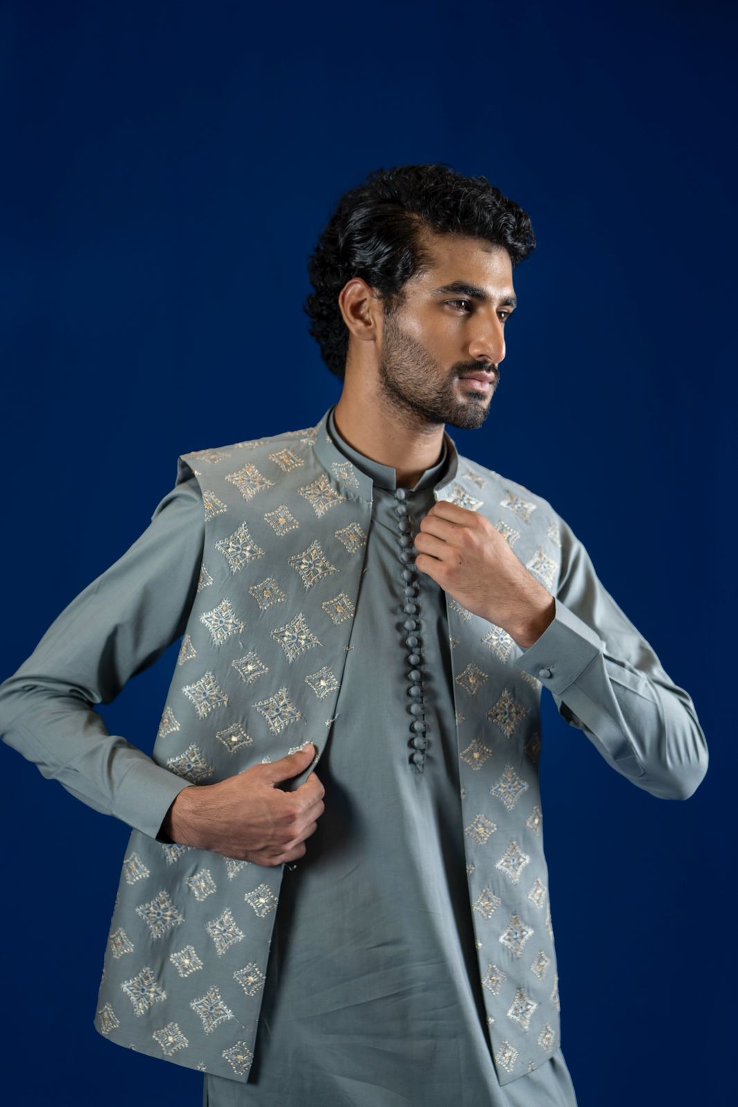 Grey Embroidered Cotton Waistcoat Kurta Set (3-Piece) - Image 4