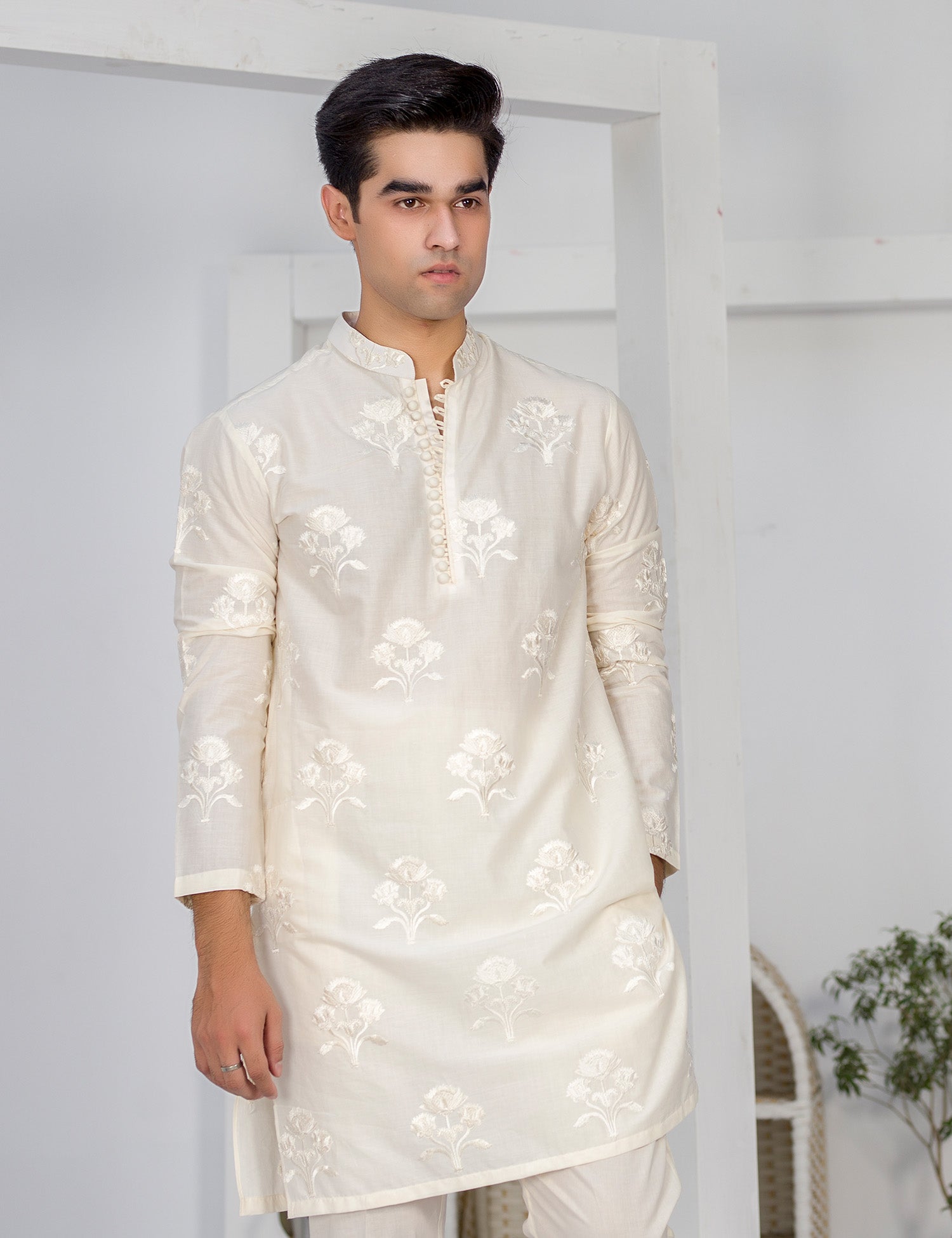 Off-White Embroidered Cotton Kurta Set (2-Piece) - Image 4