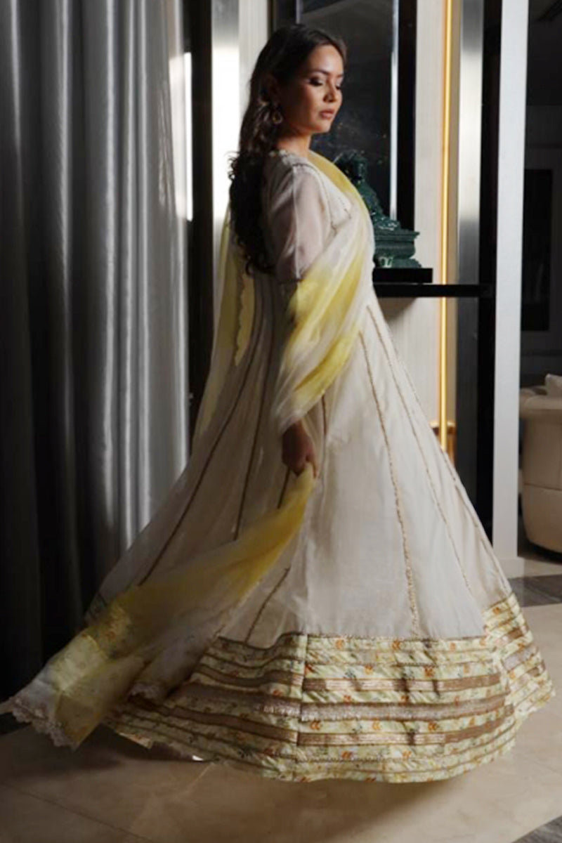 Pakistani Ivory Gota Embellished Cotton Organza Pishwas (2-Piece) - Image 3