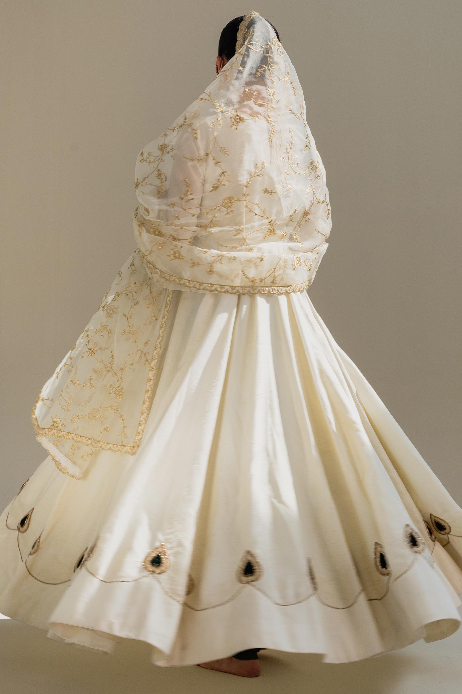 Pakistani Ivory Zardozi Raw Silk Pishwas Dress (3-Piece) - Image 9