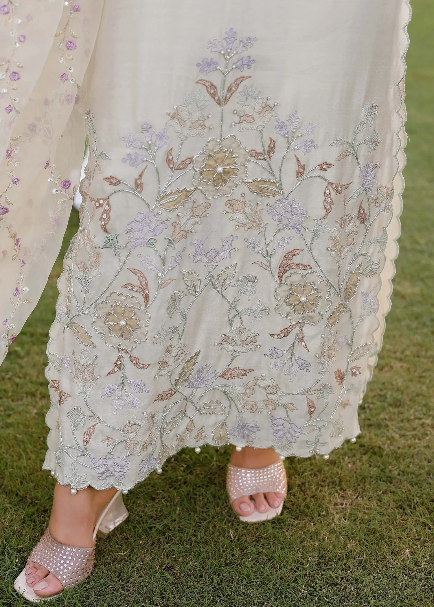 Pakistani Ivory Appliqué Khadi Silk Salwar Kameez (3-Piece) - Image 7