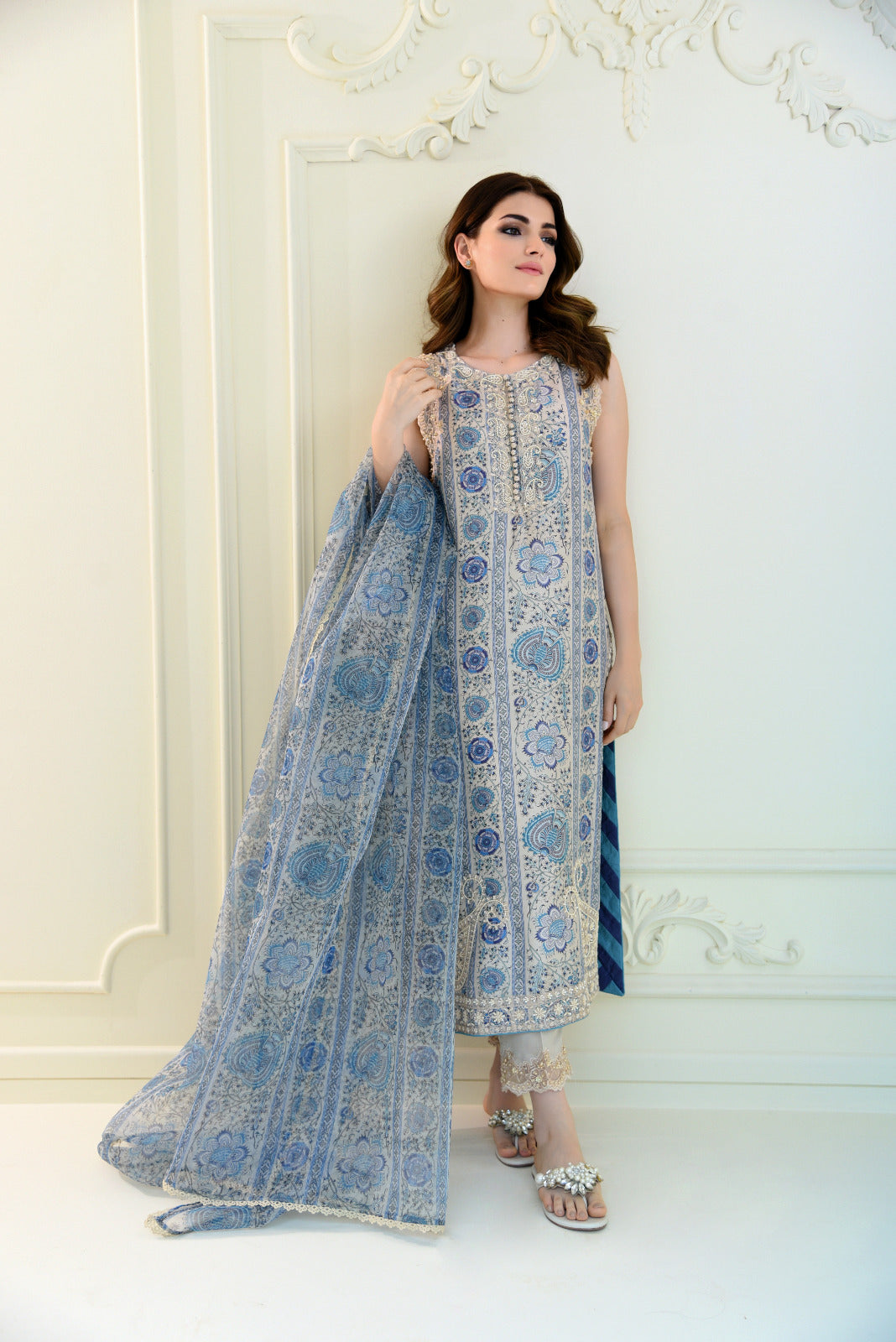 Off-White Floral Embroidered Organza Salwar Kameez (3-Piece) - Image 4