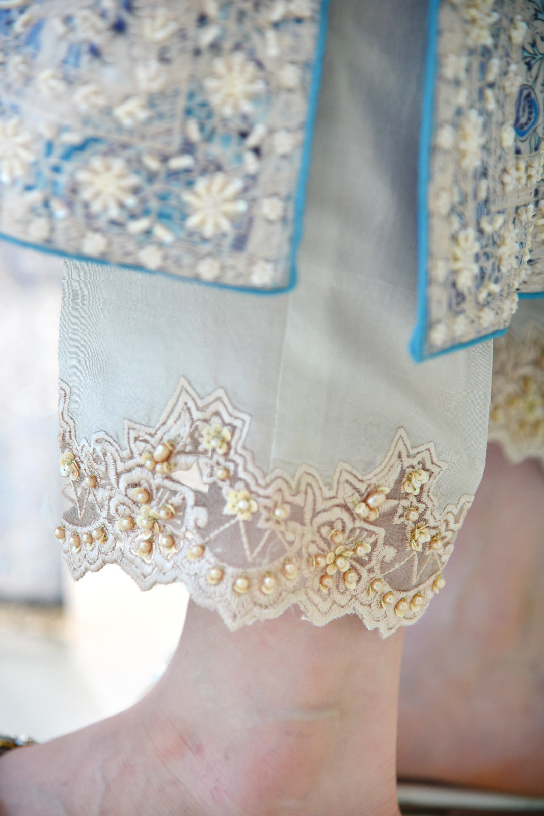 Off-White Floral Embroidered Organza Salwar Kameez (3-Piece) - Image 5