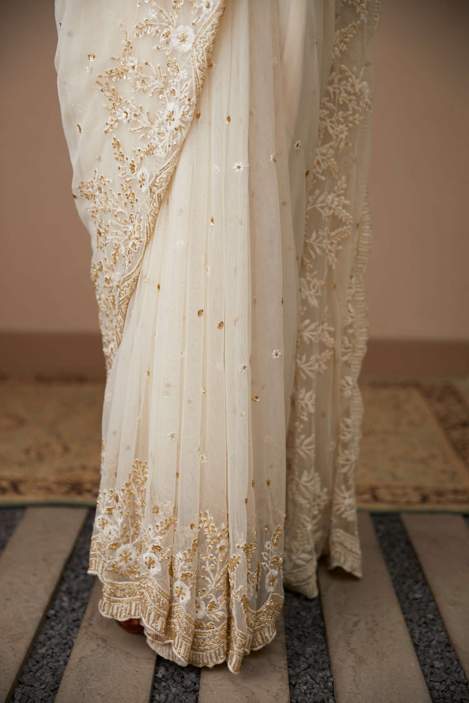 Off-White Thread Work Net Saree (2-Piece) - Image 6