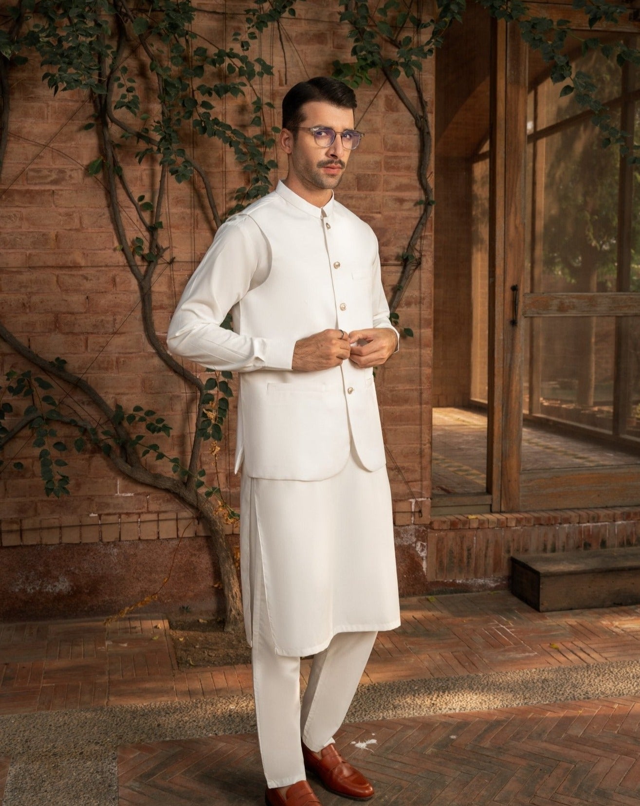 Off White Minimalist Blended Waistcoat Kurta (3-Piece) - Image 2
