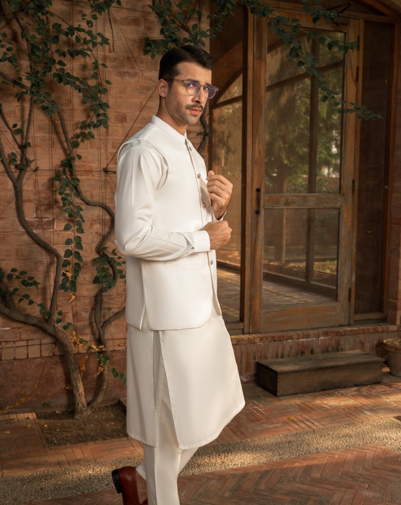 Off White Minimalist Blended Waistcoat Kurta (3-Piece) - Image 4