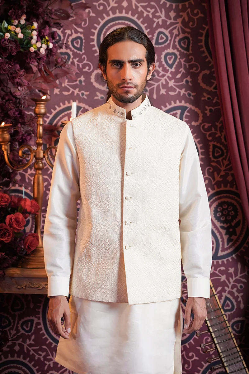 Off-White Naqshi Bethki Silk Waistcoat Kurta (3-Piece) - Image 2