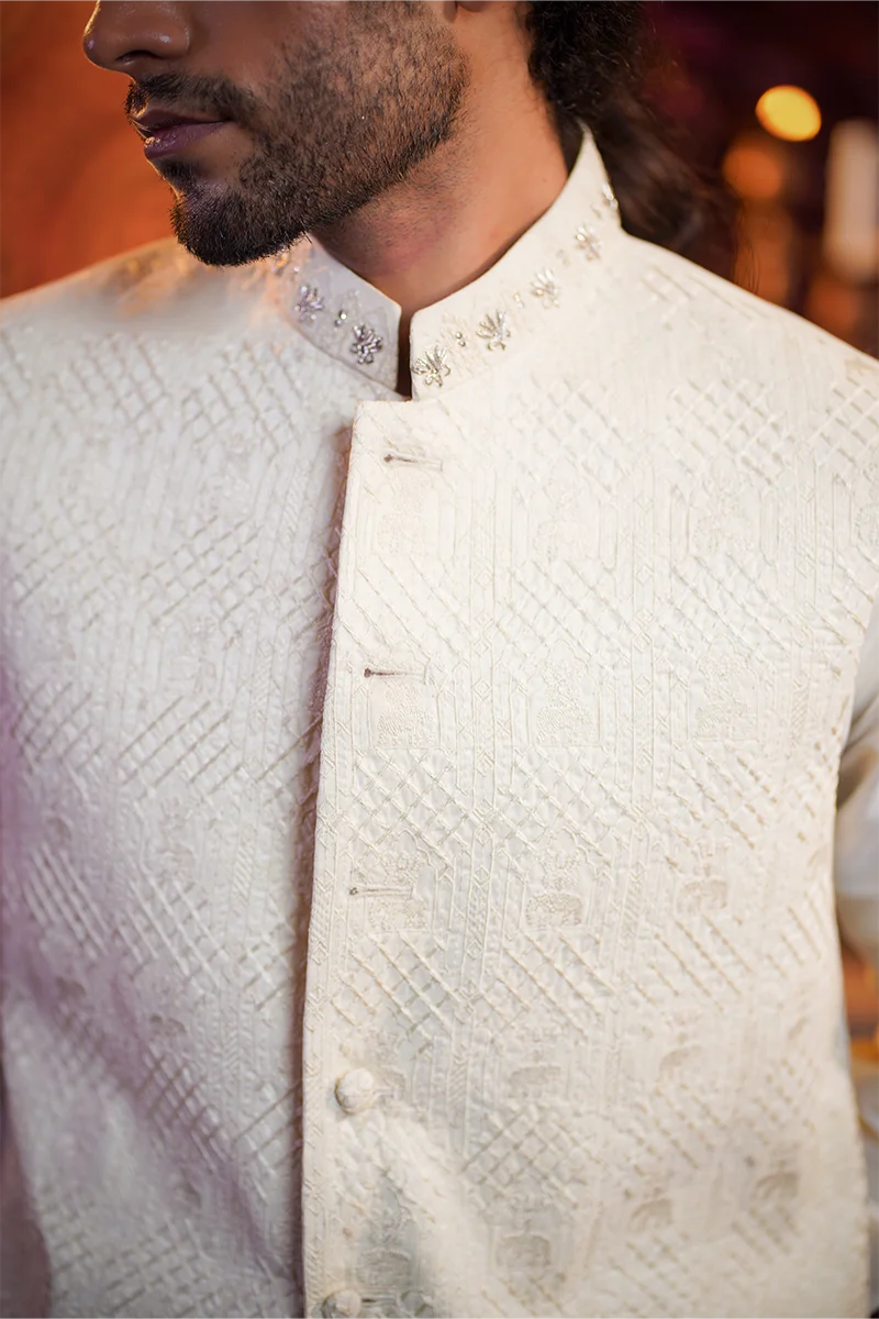 Off-White Naqshi Bethki Silk Waistcoat Kurta (3-Piece) - Image 3